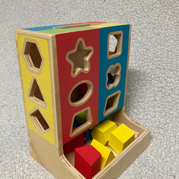 Melissa and Doug color block wooden shape sorter - Picture 5 of 8